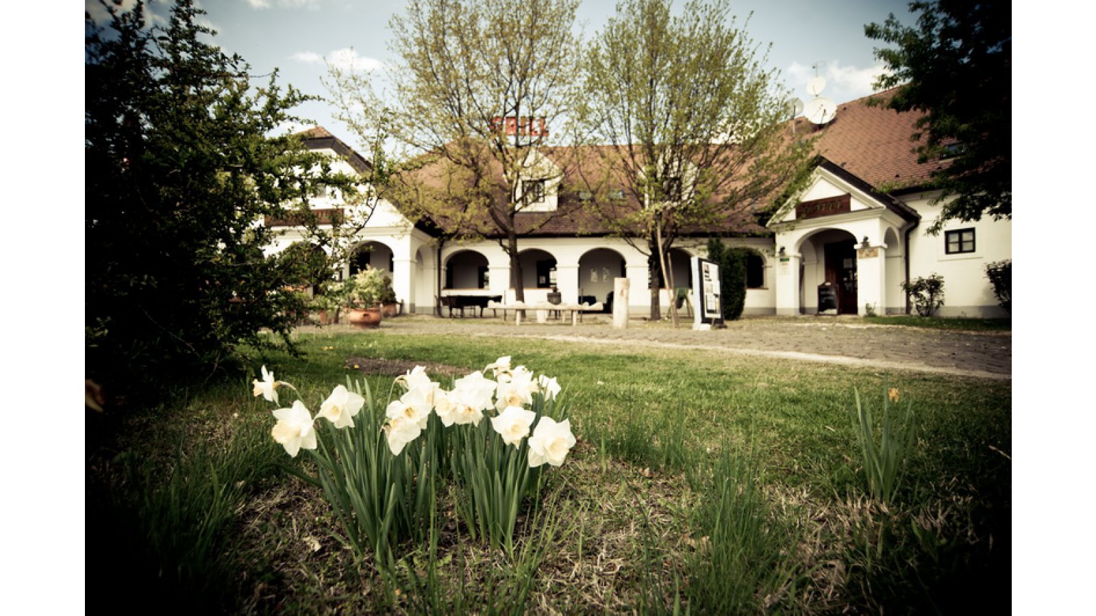 Gastland M1 Hotel, Étterem és Konferenciaközpont