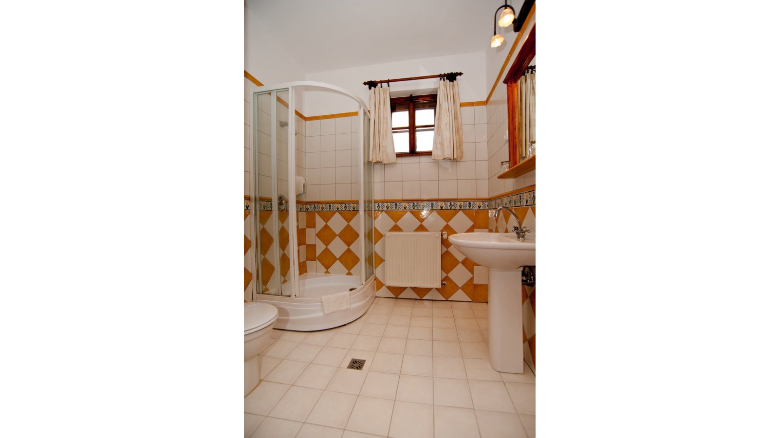 Gastland M1 Hotel, Étterem és Konferenciaközpont