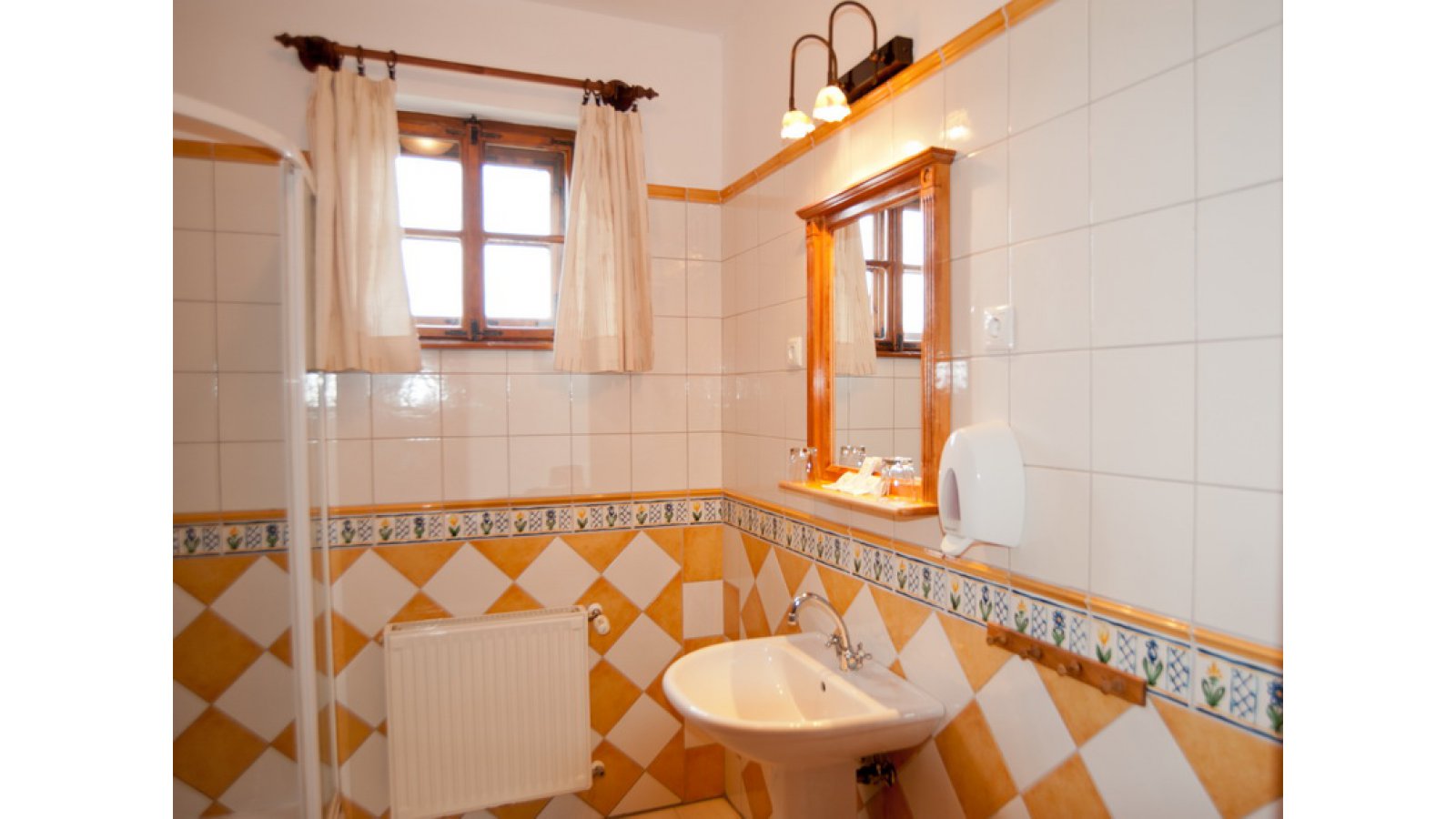 Gastland M1 Hotel, Étterem és Konferenciaközpont