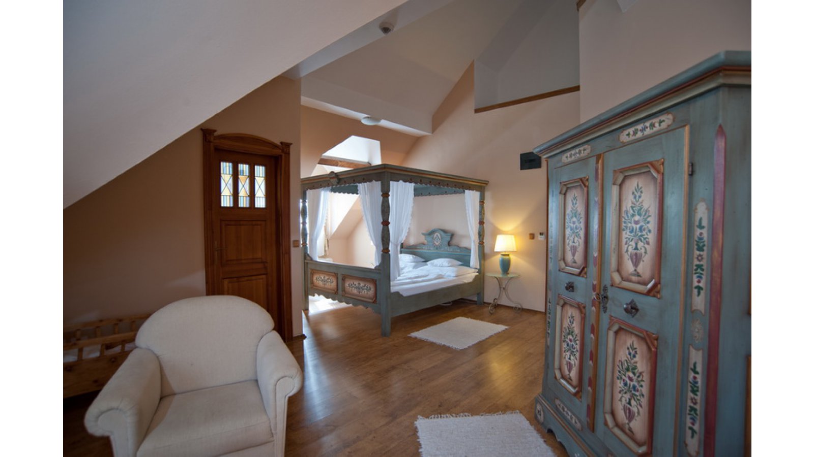 Gastland M1 Hotel, Étterem és Konferenciaközpont