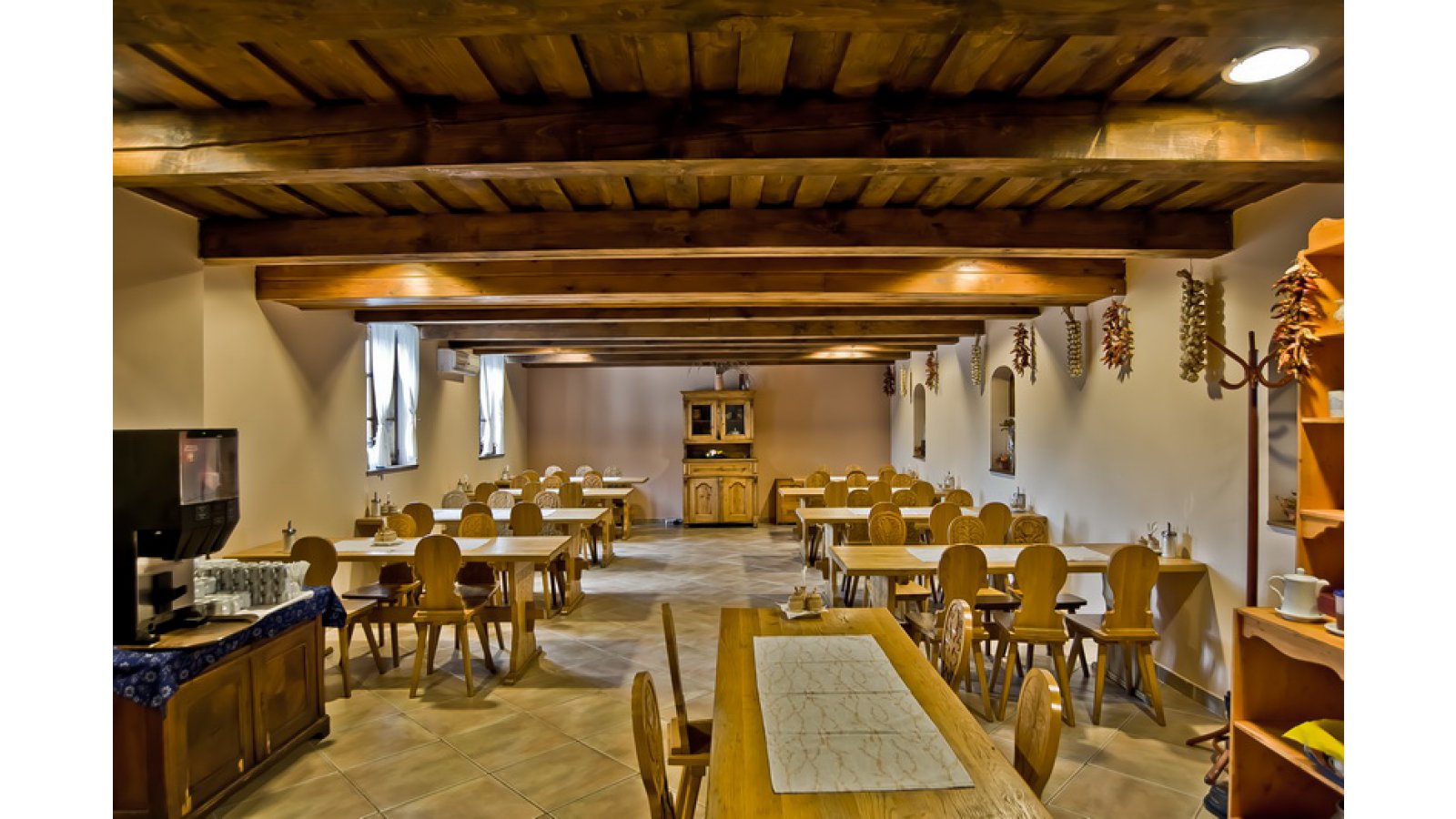 Gastland M1 Hotel, Étterem és Konferenciaközpont